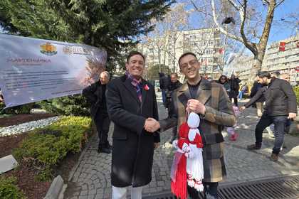 Арт проява за мартеници в Парка на лебедите в Анкара
